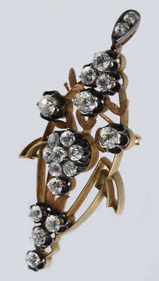 Брошь из желтого, розового и белого металла, общим весом 18,58 грамма, содержит природные вставки из бриллиантов